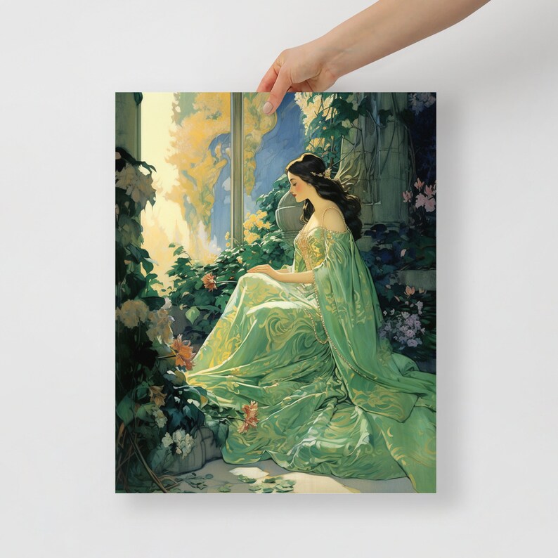 K&ouml;nnte beinhalten: Eine Frau in einem flie&szlig;enden gr&uuml;nen Kleid sitzt in einer Gartenlandschaft. Sie ist umgeben von &uuml;ppigem Gr&uuml;n und Blumen. Das Licht scheint durch das Fenster hinter ihr und beleuchtet ihr Kleid und die umliegende Vegetation.