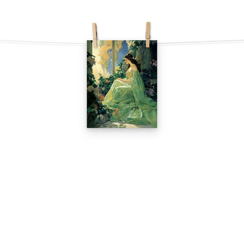 K&ouml;nnte beinhalten: Eine Frau in einem flie&szlig;enden gr&uuml;nen Kleid sitzt in einer Gartenlandschaft. Sie ist umgeben von &uuml;ppigem Gr&uuml;n und Blumen. Die Szene ist in weiches, warmes Licht getaucht.