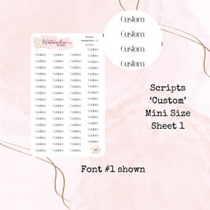 Peut inclure: Feuille d'autocollants personnalisés en écriture script, de taille mini, avec le texte "Custom" répété. Les autocollants sont blancs sur fond rose clair. L'image contient le texte "Scripts 'Custom' Mini Size Sheet 1".
