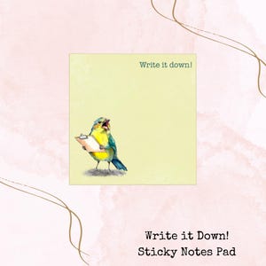Peut inclure: Un bloc-notes adhésif avec une illustration à l'aquarelle d'un oiseau bleu, jaune et vert tenant un presse-papiers. Le bloc-notes est jaune clair avec le texte "Write it down !". Les mots "Write it Down! Sticky Notes Pad" sont en bas.