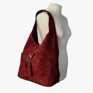 Torba typu hobo z prawdziwego zamszu w kolorze bordowym: torba biurowa