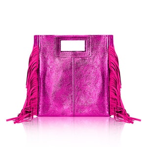 Peut inclure: Un sac à main rose vif avec des détails en franges. Le sac a une poignée supérieure et une finition métallisée.