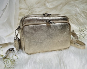 Bolso bandolera de piel dorada: herrajes plateados, correa ajustable
