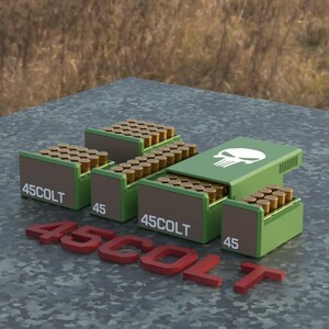 Puede incluir: Un surtido de cajas de munición verdes y marrones, cada una llena de balas de color latón. Las cajas están etiquetadas "45COLT" y "45". Un texto rojo "45COLT" está delante de las cajas. Una caja tiene un gráfico de calavera blanca.