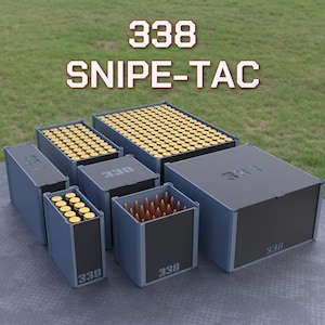 Peut inclure: Une collection de boîtes de rangement bleues et noires étiquetées 338, contenant des cartouches de munitions à douille en laiton avec des balles cuivrées. Le texte 338 SNIPE-TAC est affiché au-dessus des boîtes de tailles variées.