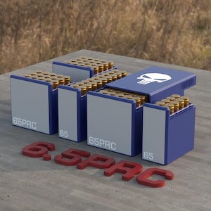 Könnte beinhalten: Blaue Munitionsboxen, gefüllt mit goldfarbenen Patronen. Die Boxen tragen die Aufschrift "65PRC" und "65" in Weiß. Eine Box zeigt ein weißes Totenkopf-Logo. Der Text "6.5PRC" ist rot.