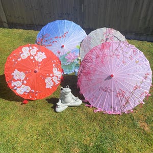 Ombrello parasole in carta oleata fatto a mano, stile cinese, giapponese, tailandese, asiatico, decorativo, in seta, per spettacoli e danza, con nappe