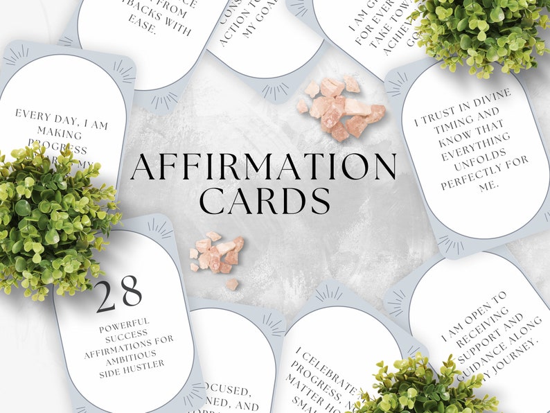 Puede incluir: Un juego de 28 tarjetas de afirmaci&oacute;n con fondo azul claro y texto blanco. Las tarjetas presentan afirmaciones positivas para el &eacute;xito, el amor propio y el crecimiento personal. El texto en las tarjetas incluye frases como "Conf&iacute;o en el tiempo divino" y "Todos los d&iacute;as, estoy progresando".