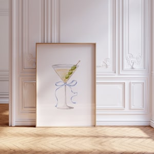 Copa de Martini con lazo azul / Decoración de habitación Coquette / Arte de carrito de bar / Impresión digital de descarga instantánea
