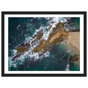 Wellen, die über die Felsen brechen | Laguna Strand | Südliche Küste von Kalifornien | Luftbild Poster |