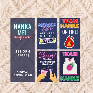 Peut inclure: Ensemble de quatre affiches numériques imprimables avec un fond bleu foncé et du texte rose néon, bleu, vert et jaune. Les affiches présentent le texte "Nanka Mel Signs", "Nanka Side Are Here With The Vibes", "Team Nanke On Fire!" et "Cheers! Nanke Stirring Up The Fun! Team Nanke".