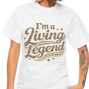 Camiseta "Soy una leyenda viviente" / Tipografía retro con brillo dorado