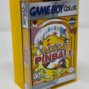 Könnte beinhalten: Eine gelbe Game Boy Color Spielhülle mit dem Spiel "Pokémon Pinball". Das Cover des Spiels zeigt Pikachu und andere Pokémon-Charaktere. Die Hülle ist in einer transparenten Kunststoffhülle eingeschlossen.