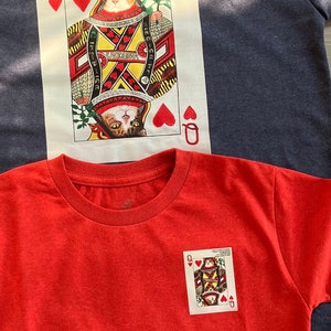Reina de corazones / Sincero y encantador gato calicó sosteniendo hierba gatera Camiseta RECICLADA / Carta de juego CAT Queen para todos los amantes del medio ambiente