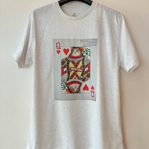 Camiseta RECICLADA 'Queen of Hearts / Sincere Lovely Calico Cat' con proyección frontal / Cat Queen Playing Card para todos los amantes del medio ambiente