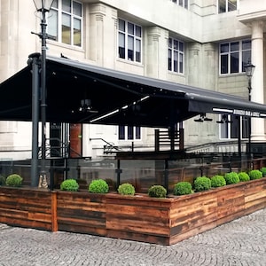 Handgefertigter Blumentopf aus Holz - Cafe Barriers