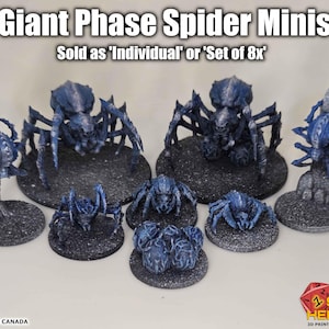 K&ouml;nnte beinhalten: Eine Sammlung blauer und schwarzer Giant Phase Spider Minis, einzeln oder als 8er-Set erh&auml;ltlich. Die Miniaturen sind 3D-gedruckt und weisen detaillierte Spinnendesigns auf. Der Text "Giant Phase Spider Minis" ist oben im Bild zu sehen.