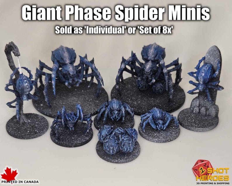 K&ouml;nnte beinhalten: Eine Sammlung blauer und schwarzer Giant Phase Spider Minis, einzeln oder als 8er-Set erh&auml;ltlich. Die Miniaturen sind 3D-gedruckt und weisen detaillierte Spinnendesigns auf. Der Text "Giant Phase Spider Minis" ist oben im Bild zu sehen.