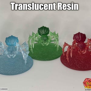 K&ouml;nnte beinhalten: Drei durchscheinende Spinnenfiguren aus Harz in Blau, Gr&uuml;n und Rot. Jede Spinne hat detaillierte Beine und einen abgerundeten K&ouml;rper, der auf einer kreisf&ouml;rmigen Basis sitzt. Der Text "Translucent Resin" steht oben.