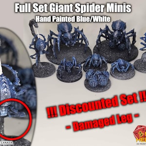 K&ouml;nnte beinhalten: Ein Set handbemalter, riesiger Spinnenminiaturen in Blau und Wei&szlig;. Das Set enth&auml;lt verschiedene Spinnenmodelle auf strukturierten Sockeln. Der Text auf dem Bild lautet "Full Set Giant Spider Minis" und "!!! Discounted Set !!! - Damaged Leg".