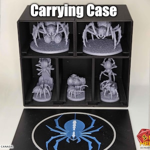 K&ouml;nnte beinhalten: Schwarze Tragetasche mit mehreren F&auml;chern, gef&uuml;llt mit grauen Spinnenfiguren. Der Text "Carrying Case" steht oben. Der Boden hat eine schwarze Matte mit einem blauen Spinnenmuster.