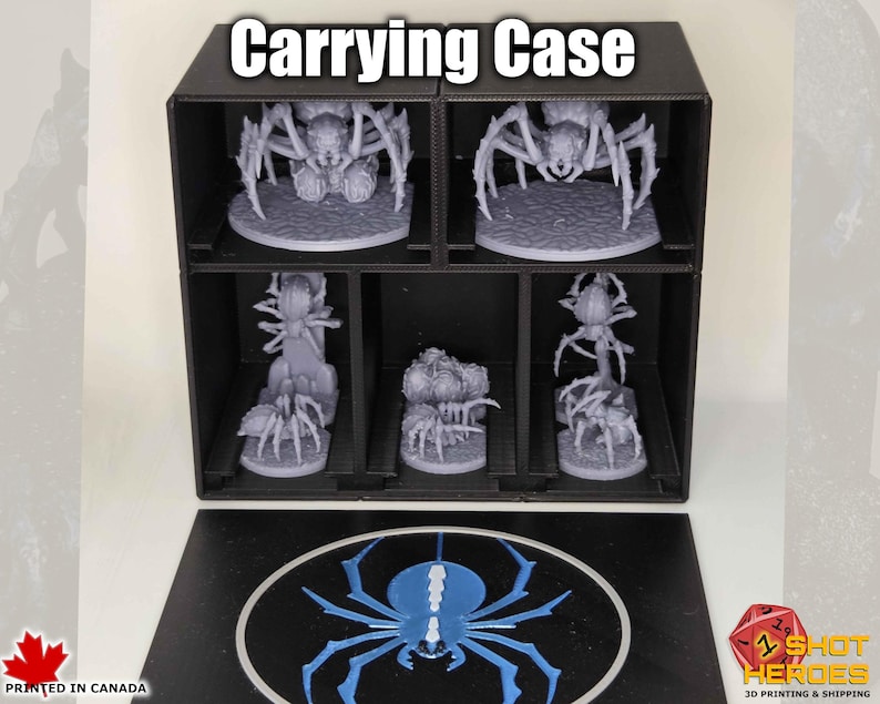 K&ouml;nnte beinhalten: Schwarze Tragetasche mit mehreren F&auml;chern, gef&uuml;llt mit grauen Spinnenfiguren. Der Text "Carrying Case" steht oben. Der Boden hat eine schwarze Matte mit einem blauen Spinnenmuster.