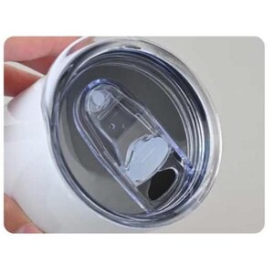 Puede incluir: Primer plano de una taza de viaje blanca con una tapa transparente. La tapa tiene un cierre deslizante para evitar derrames.