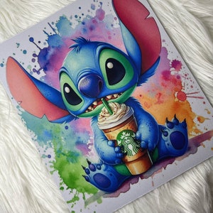 Könnte beinhalten: Eine blaue Stitch-Figur aus dem Disney-Film Lilo & Stitch, die einen braunen und grünen Starbucks-Becher mit einer Schlagsahne-Spitze und einem Strohhalm hält. Der Hintergrund ist ein Aquarelldesign in den Farben Pink, Lila, Grün und Orange.