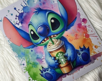 Alfombrillas de ratón con diseños de Disney o de juegos, generalmente con un fondo claro