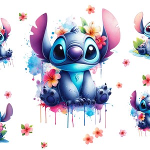 Puede incluir: Un personaje azul Stitch con ojos grandes y una corona de flores rosas. El personaje est&aacute; sentado sobre un fondo de acuarela con flores rosas.