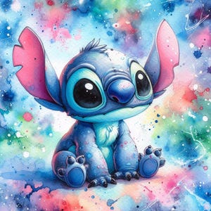 Puede incluir: Un personaje de dibujos animados azul y rosa con ojos grandes y un cuerpo cosido se sienta sobre un fondo colorido. El personaje tiene una expresi&oacute;n amigable y mira hacia la derecha.