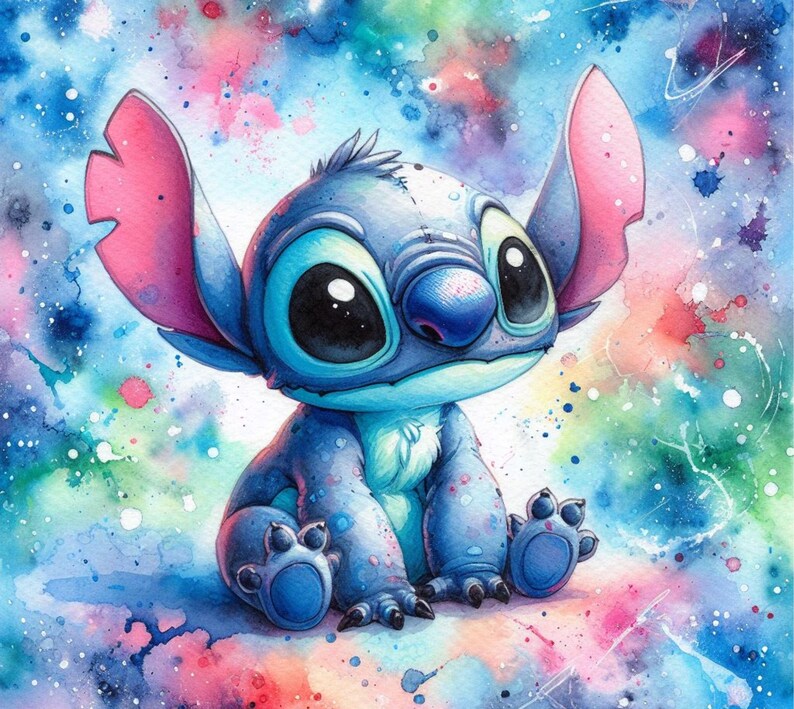 Puede incluir: Un personaje de dibujos animados azul y rosa con ojos grandes y un cuerpo cosido se sienta sobre un fondo colorido. El personaje tiene una expresi&oacute;n amigable y mira hacia la derecha.