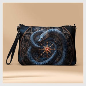 Puede incluir: Una cartera de mano negra con cierre de cremallera presenta una ilustración detallada de un dragón azul envuelto alrededor de una brújula dorada con un centro rojo. El fondo es azul oscuro con detalles dorados.