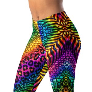 Könnte beinhalten: Bunte Leggings mit verschiedenen Tiermustern. Das Design umfasst Leopardenflecken, Zebrastreifen und Reptilienschuppen in Regenbogenfarben. Die Leggings haben einen hohen Bund und eine figurbetonte Silhouette. Farben: Rot, Orange, Gelb, Grün, Blau und Lila.
