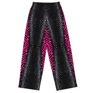 Puede incluir: Pantalones negros de pierna ancha con un patrón texturizado similar a escamas. Los lados presentan un vibrante diseño en zigzag rosa y negro, con acentos brillantes. Los pantalones tienen una cintura elástica.