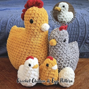 Puede incluir: Un conjunto de gallinas y un huevo hechos a mano con ganchillo, en tonos amarillos, blancos y grises. La gallina más grande es amarilla con una cresta roja. La imagen incluye el texto "Crochet Chicken & Egg Pattern" y "Bonus Duck Pattern!"