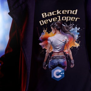 Może przedstawiać: Czarny T-shirt z grafiką kobiety na tle kolorowego tła. Na koszulce nadrukowany jest tekst "Backend Developer" oraz logo C++.