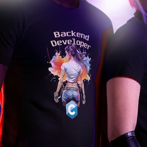 以下が含まれることがあります： カラフルな背景の前に女性が描かれた「Backend Developer」という文字が書かれた黒いTシャツを着た2人。左の人は黒いベルトをしていて、シャツにCのロゴがある。右の人はシャツにRubyのロゴがある。