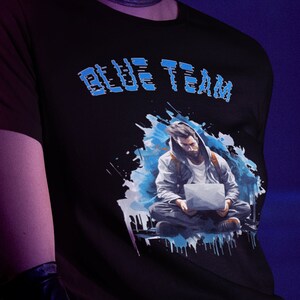 Può includere: Una persona indossa una maglietta nera con una grafica blu e bianca di una persona seduta con un laptop. La maglietta ha il testo "BLUE TEAM" in lettere blu. La persona indossa capelli viola e guanti neri.