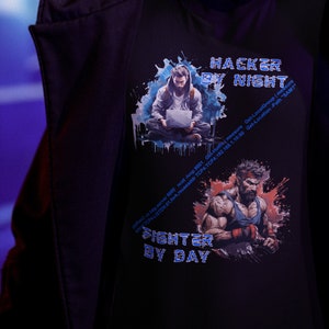 Peut inclure: Un t-shirt noir avec un graphique bleu et blanc d'une personne assise avec un ordinateur portable et le texte "Hacker by Night". En dessous du graphique, un graphique rouge et blanc d'une personne se battant et le texte "Fighter by Day".