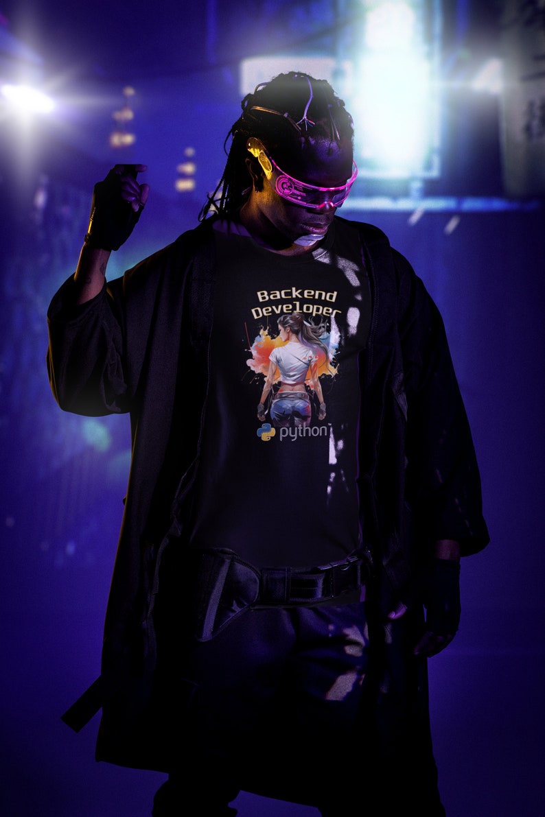 K&ouml;nnte beinhalten: Eine Person tr&auml;gt ein schwarzes T-Shirt mit einer bunten Grafik, auf der "Backend Developer" und ein Python-Logo stehen. Die Person tr&auml;gt eine rosa Brille und hat Dreadlocks.