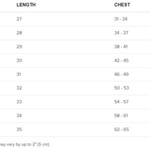 K&ouml;nnte beinhalten: Gr&ouml;&szlig;entabelle mit den Ma&szlig;en f&uuml;r Brustumfang und L&auml;nge in Zoll f&uuml;r die Gr&ouml;&szlig;en XS bis 5XL.