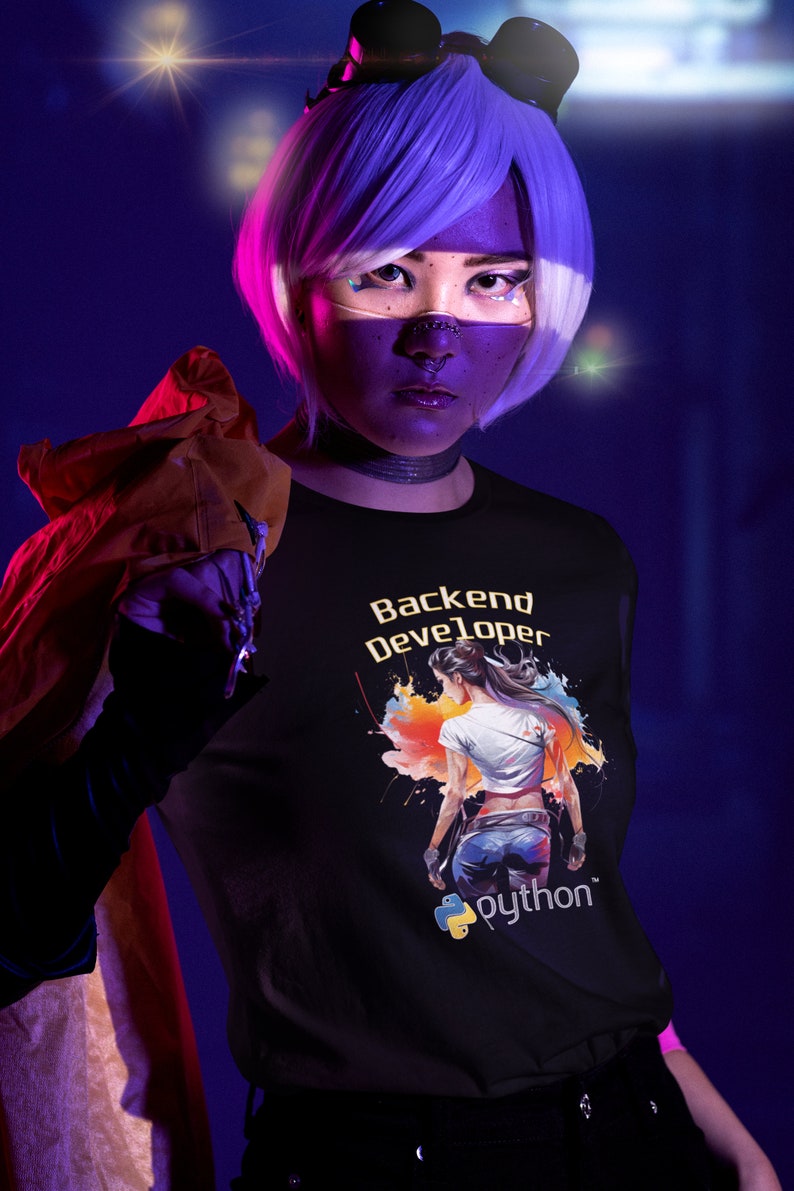 K&ouml;nnte beinhalten: Ein schwarzes T-Shirt mit einer bunten Grafik einer stehenden Frau mit dem Text "Backend Developer" und einem Python-Logo. Der Text "python" befindet sich unter dem Logo.