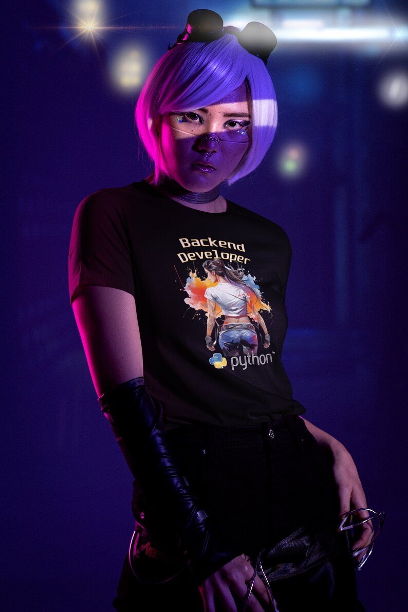 K&ouml;nnte beinhalten: Ein schwarzes T-Shirt mit einer bunten Grafik einer Frau mit dem Text "Backend Developer" und "python" darauf.
