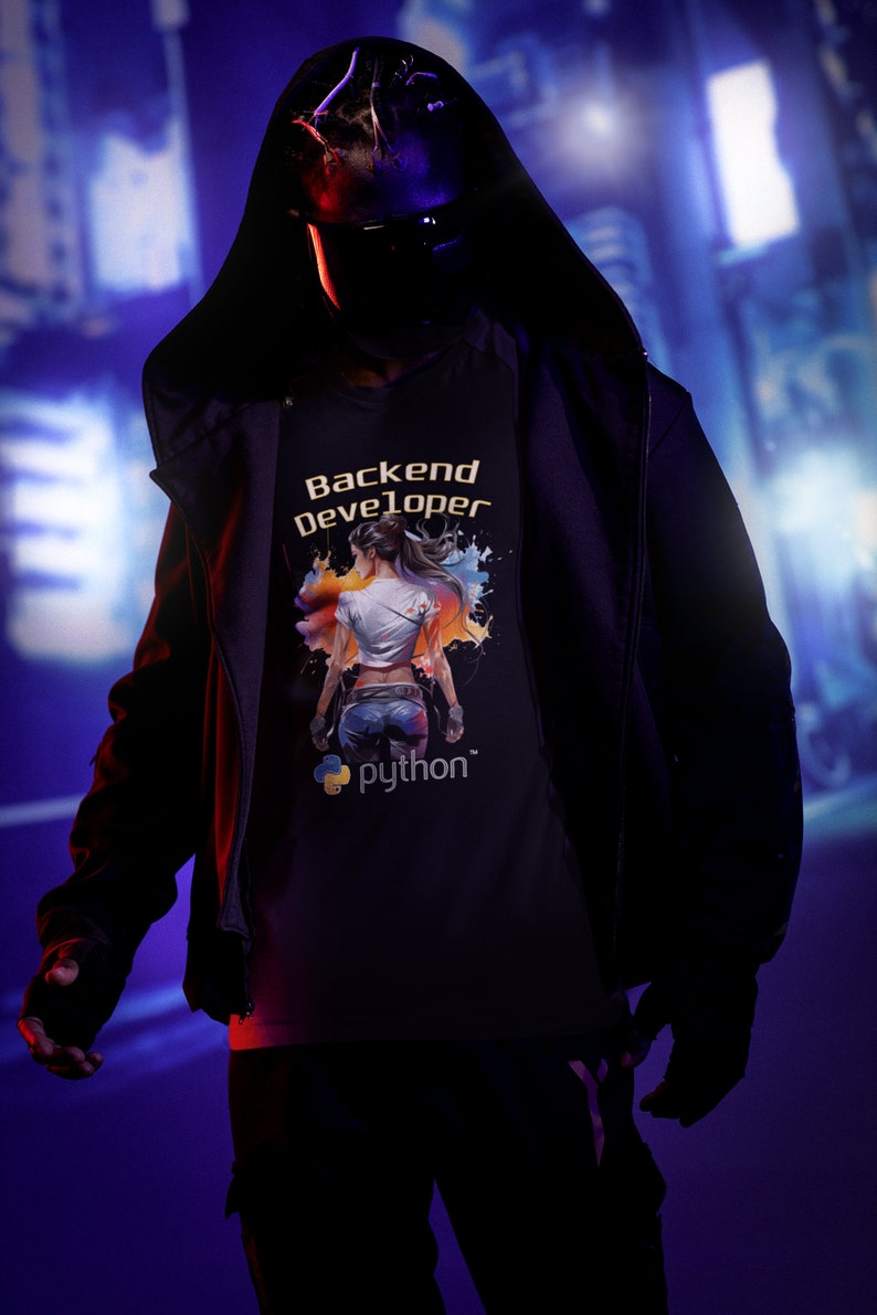 K&ouml;nnte beinhalten: Ein schwarzes T-Shirt mit einer bunten Grafik einer stehenden Frau mit dem Text "Backend Developer" und "python" darunter.