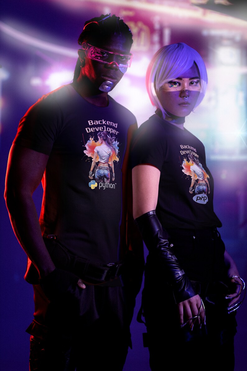 K&ouml;nnte beinhalten: Zwei Personen tragen schwarze T-Shirts mit einer bunten Grafik einer Frau und dem Text "Backend Developer" mit den Logos f&uuml;r Python und PHP.
