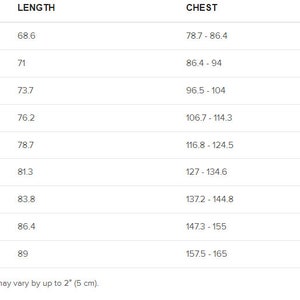 K&ouml;nnte beinhalten: Gr&ouml;&szlig;entabelle mit den Ma&szlig;en f&uuml;r Kleidung in Zoll. Die Tabelle umfasst die Gr&ouml;&szlig;en XS bis 5XL mit den entsprechenden L&auml;ngen- und Brustma&szlig;en.