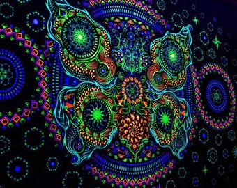 Puede incluir: Tapiz negro con un gran diseño de mariposa psicodélica de colores. La mariposa tiene patrones intrincados y remolinos en tonos de verde, azul, naranja y rosa. El fondo es negro con pequeños puntos blancos.