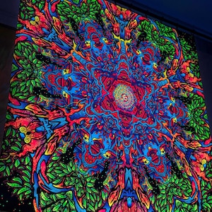 Może przedstawiać: Psychedeliczny gobelin z kolorowym wzorem mandali w jaskrawych kolorach czerwonym, niebieskim, zielonym i żółtym. Mandala jest otoczona czarnym tłem z zielonymi liśćmi.