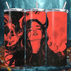 Może przedstawiać: Trzy kubki ze stali nierdzewnej z czerwono-czarnym wzorem przedstawiającym kobietę z długimi czarnymi włosami i czerwonym rogiem diabła. Kobieta ma zamknięte oczy i czerwone usta. Tło to efekt czerwono-czarnego dymu.